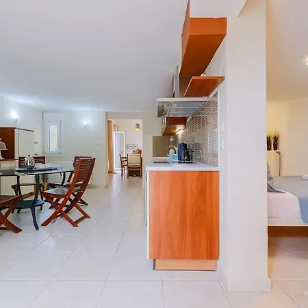 Yiasemi Open-plan Suite, Near Apartment