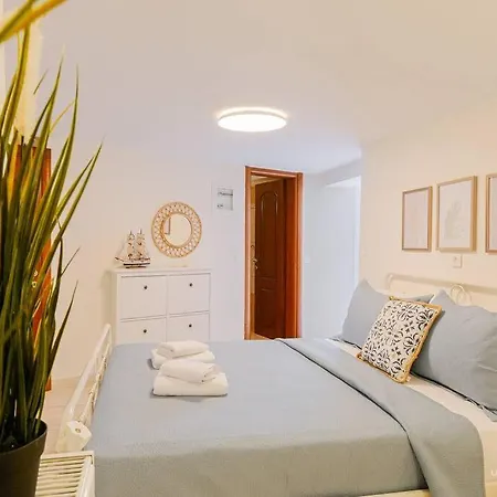 Apartment Yiasemi Open-plan Suite, Near