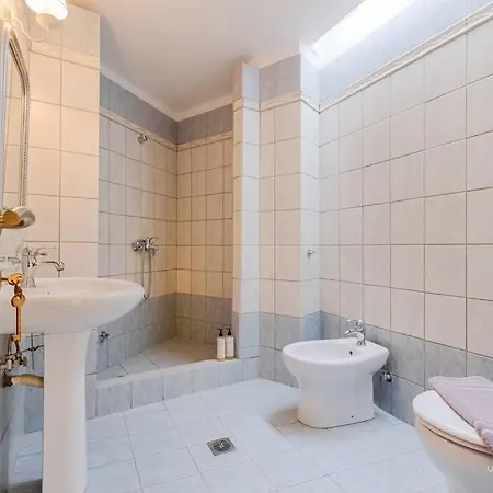 Yiasemi Open-plan Suite, Near