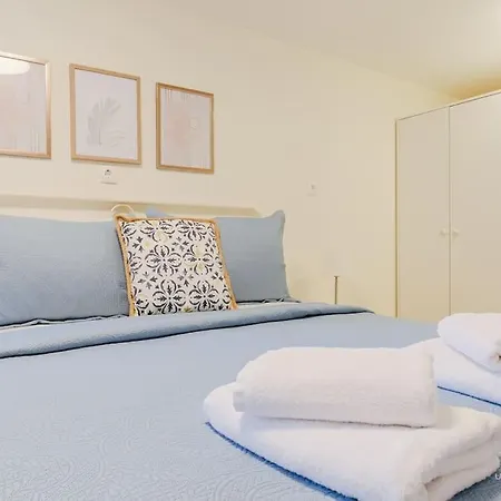 Yiasemi Open-plan Suite, Near